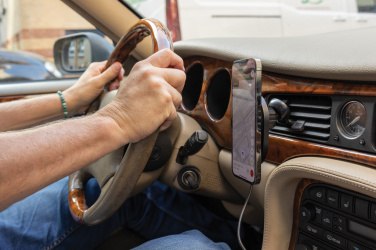 Logotrade Geschäftsgeschenke das Foto: PowerCruze magnetischer 15W Autohalter aus RCS rec. ABS