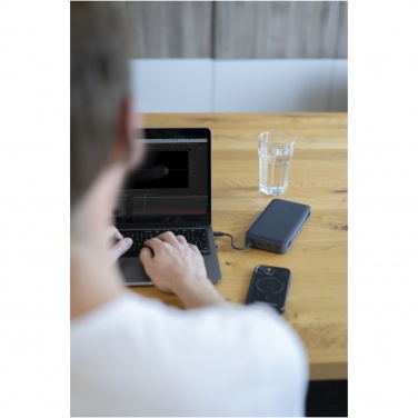 Logotrade reklaamtoote foto: Xtorm XB403 Titan Ultra 27 000 mAh 200 W sülearvuti toitepank