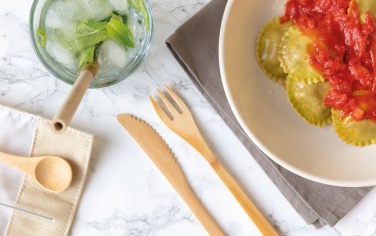 Logotrade firmakingi foto: Korduvkasutatavate bambusest reisisöögiriistade komplekt