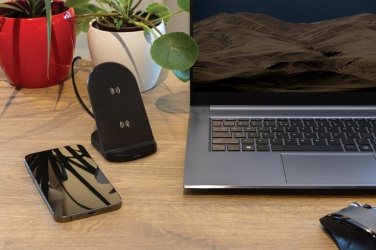 Logo trade ärikingid foto: RCS taaskasutatud plastist topeltpooliga juhtmevaba alus 15W