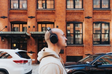 Logotrade reklaamkingitused pilt: Irvine RCS taaskasutatud ja parandatavad ANC juhtmevabad kõrvaklapid