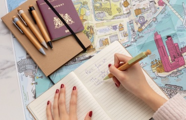 Logotrade firmakingituse foto: Bambusest pliiats nisukõrreklambriga