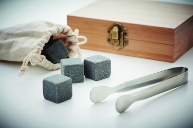 Logotrade firmakingituse foto: Karbis 9 kivist jääkuubikut