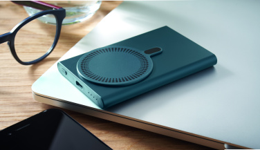 Logotrade firmakingi foto: PAWTT juhtmeta laadija akupank