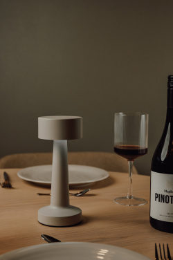 Logo trade reklaamkingi pilt: VINGA Maris RCS metallist ja taaskasutatud ABS-ist laualamp