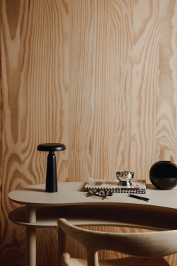 Logotrade firmakingid pilt: VINGA Avery RCS laualamp