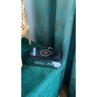 Logotrade firmakingituse foto: Äratuskell ja juhtmevaba laadija ADELAIDE