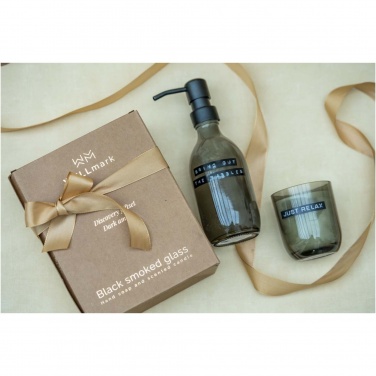 Logo trade mainostuote kuva: Wellmark Discovery 200 ml:n käsisaippua-annostelija ja 150 g tuoksukynttiläsetti – tumman meripihkan tuoksu