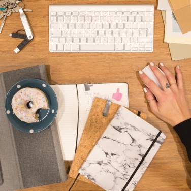 Logo trade mainoslahja ja liikelahja tuotekuva: Korkkikantinen A5-muistikirja bambukynällä