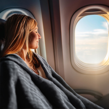 Logo trade liikelahja kuva: Peitto ja tyyny 2 in 1 AMIATA Schwarzwolf