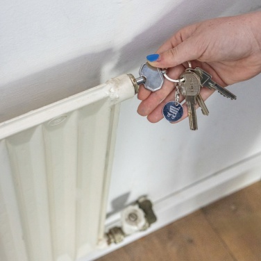 Logotrade dovana nuotrauka: RCS perdirbto cinko lydinio radiatoriaus raktų pakabukas su moneta