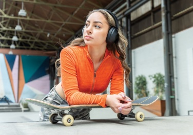 Logotrade reklamprodukter bild: Urban Vitamin Cupertino ANC hörlurar RCS rplast