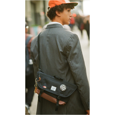Logotrade profilprodukter bild: Herschel Cove messenger av återvunnet material 22,5L